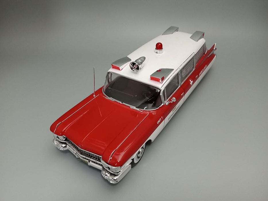 AMT1395/12 AMT 1/25 1959 Cadillac Ambulance With Gurney