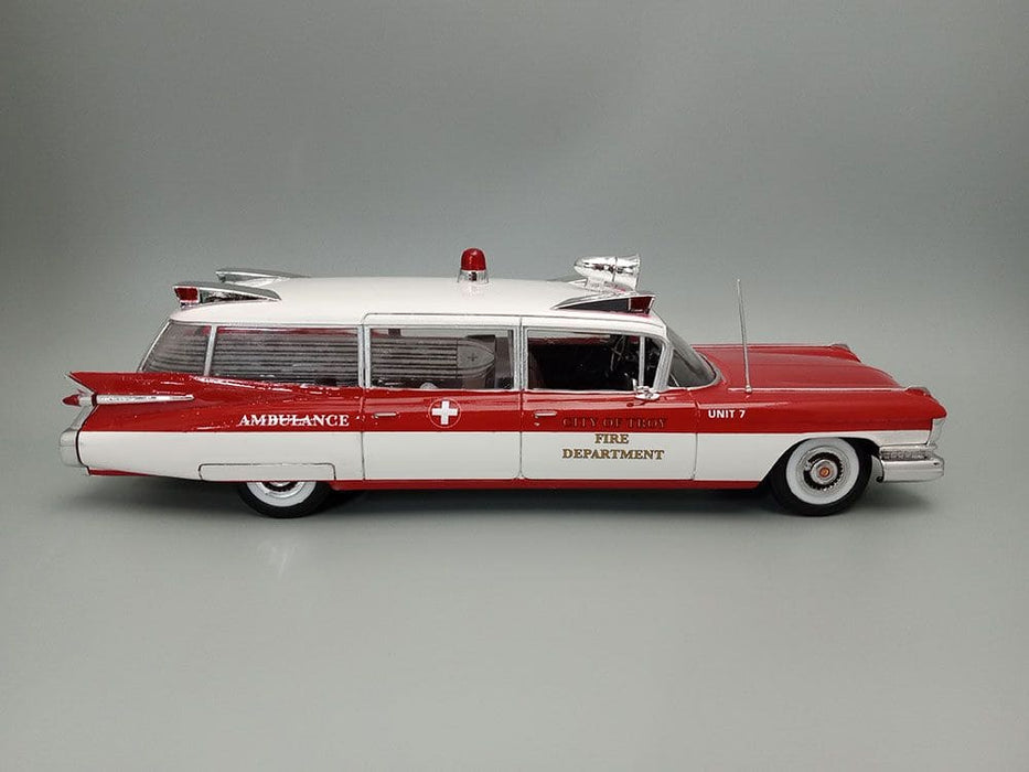 AMT1395/12 AMT 1/25 1959 Cadillac Ambulance With Gurney